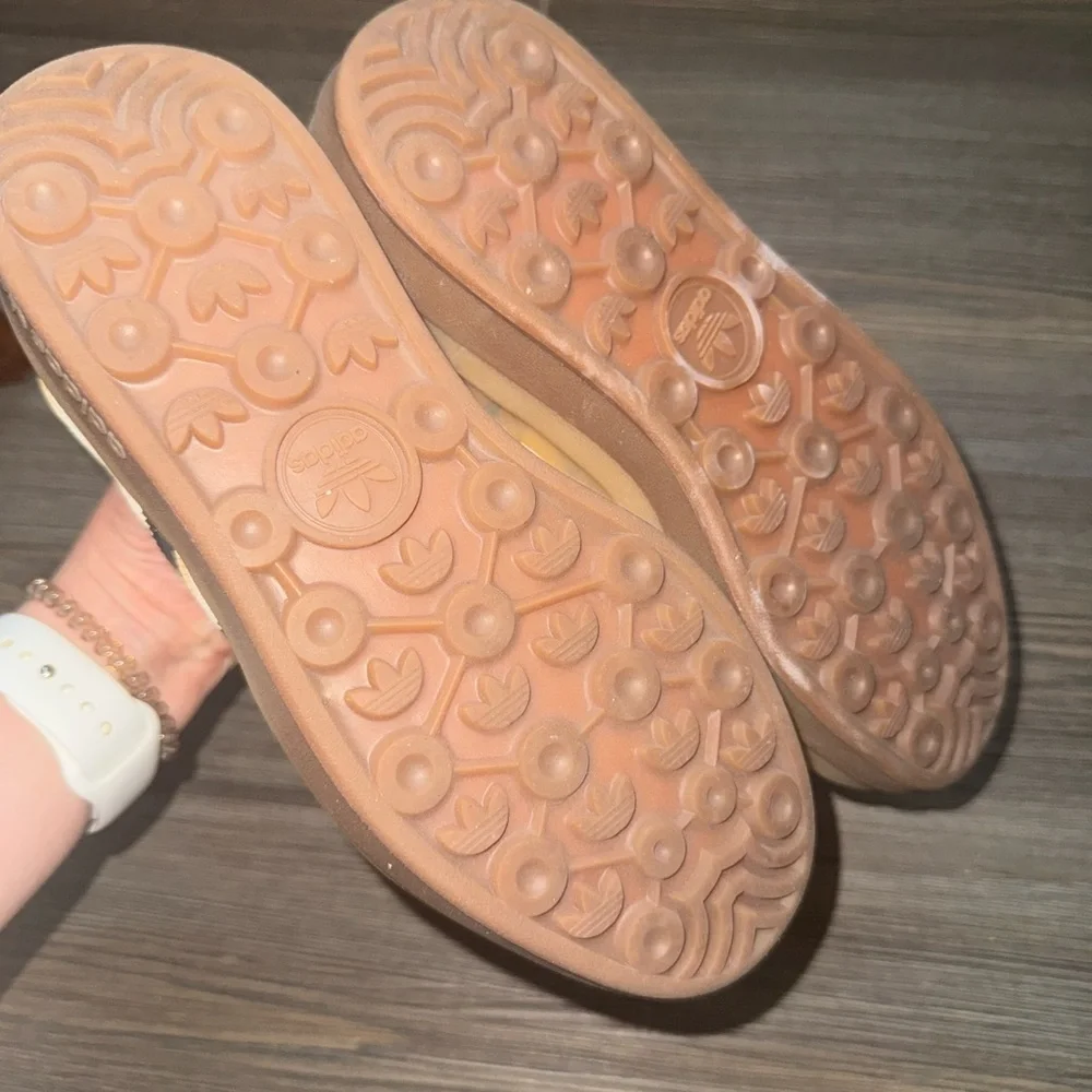 Adidas Gazelle Shoes
Size: 5 / Quantity: 1
Color: Cream White / Core Black / - Picture 4 of 5